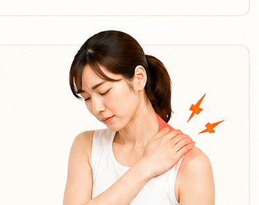 肩に手を当てて辛そうな表情の女性